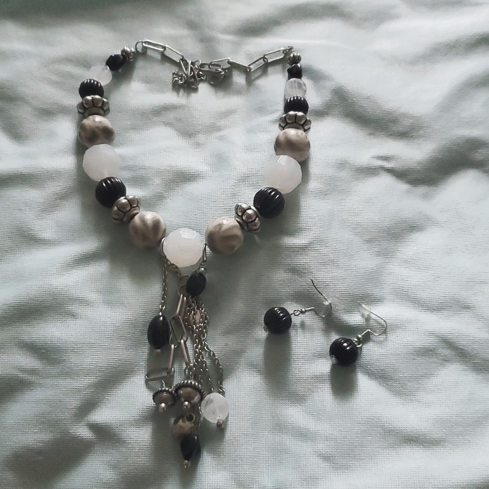 A 2 piece Necklace with Earrings